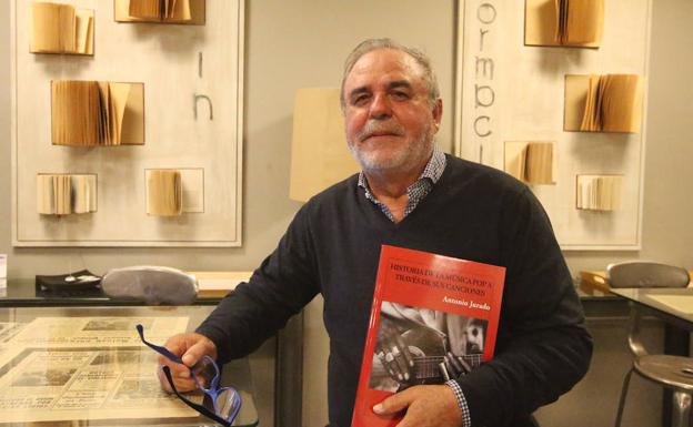 Antonio Jurado, con su nuevo libro. /Fernando González