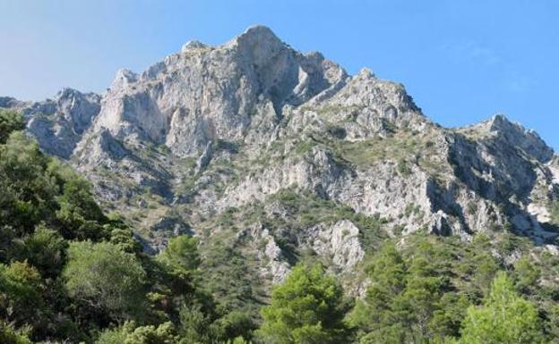 Bomberos de Marbella rescatan a una joven tras cuatro horas perdida en La Concha