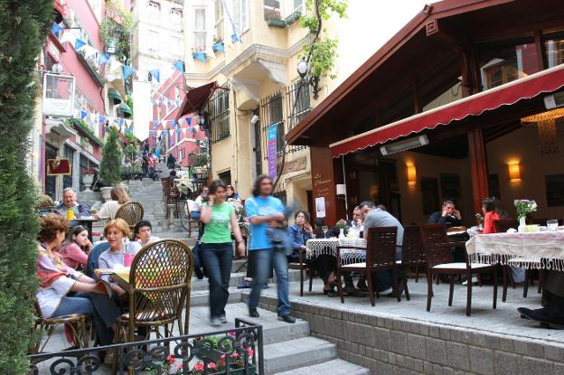 Turistas pasean y toman un té en una calle típica de la ciudad turca de Estambul. :: sur/