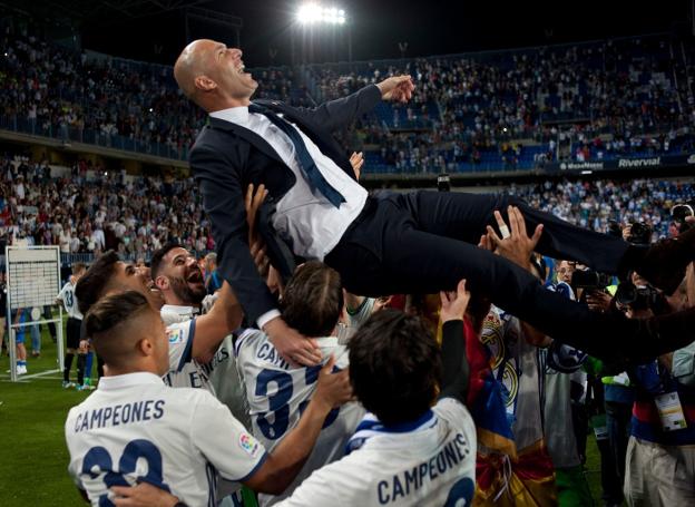 Los futbolistas del Real Madrid mantean a Zinedine Zidane el pasado 21 de mayo en La Rosaleda, tras conquistar la Liga. :: SERGIO CAMACHO. efe/