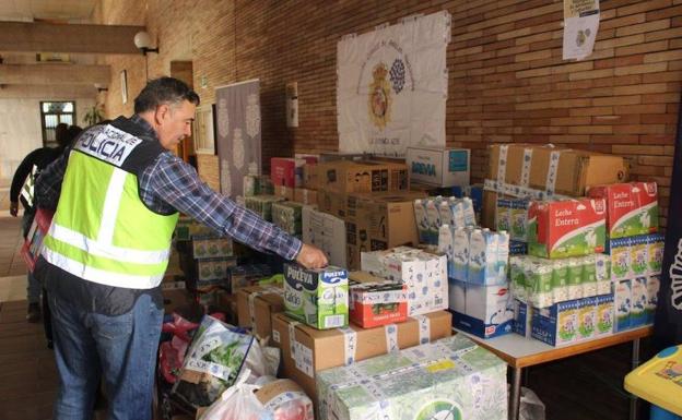 Policías nacionales de Málaga recogen una tonelada y media de alimentos en una campaña solidaria