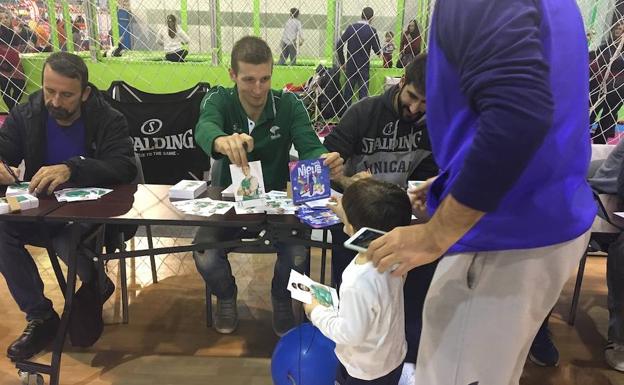 Vista de los jugadores del Unicaja a Mima.