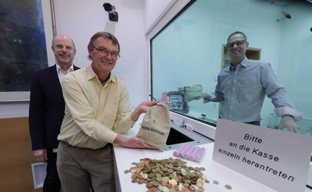 Wolfgang Kaemereit con algunas de las monedas. Detrás de él, su jefe Heiko Ennen./ Martin Remmers