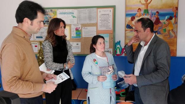La concejala con los técnicos que explican el sistema. /Charo Márquez