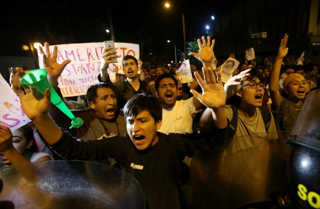 Una de las marchas de protesta que recorren Lima contra el indulto concedido por Kuszynski a Fujimori. :: Guadalupe Pardo / reuters
/