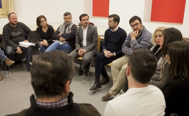 Garzón, Maíllo y Ahumada, ayer, en su reunión con colectivos de atención a inmigrantes. /Álvaro Cabrera