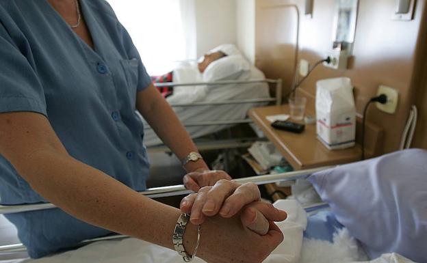 El hospital se ha comprometido a implantar cinco guías de buenas prácticas en tres años. /SUR