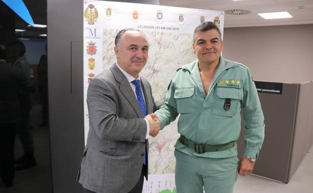 Zafra y Armada sellaron ayer un acuerdo de patrocinio en una sede de CaixaBank en Ronda. /Vanessa Melgar