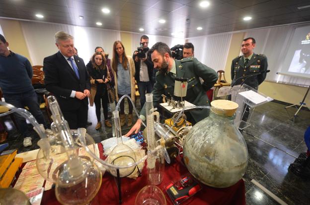 El capitán de la Guardia Civil, Carlos Toledano, da cuenta de la desarti-culación de la red de producción y venta de drogas de diseño./EFE