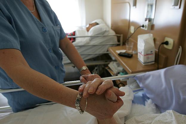 El hospital se ha comprometido a implantar cinco guías de buenas prácticas en tres años. /SUR