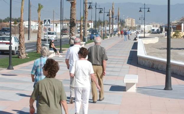 Imagen de archivo del paseo marítimo de Los Álamos. /SUR