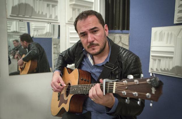 Ismael Serrano, en su estudio de grabación durante la entrevista./Alberto Ferreras