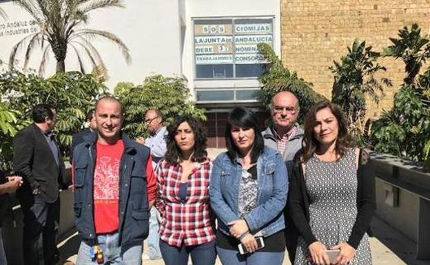 Elio, Virginia, Juan, Manolo e Inés respiran ya un poco más tranquilos tras cobrar el sueldo./Iván Gelibter