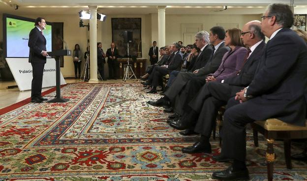 Rajoy hace el balance político del año en el Salón de Tapices del Palacio de la Moncloa ante sus ministros. :: ballesteros / eFE/
