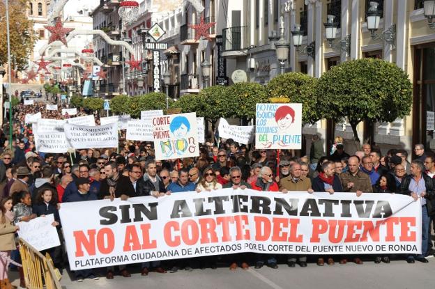 Según la plataforma organizadora, se dieron cita alrededor de 3.000 personas y, según la policía, en torno a 1.500. :: v. melgar/