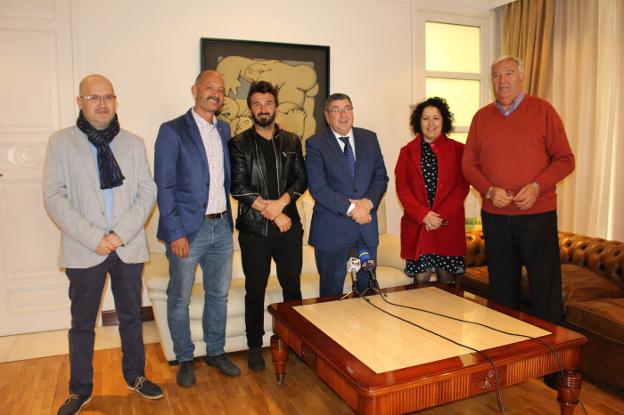 Autoridades locales, con los responsables del proyecto./E. C.