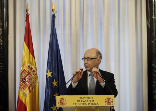 El ministro de Hacienda, Cristóbal Montoro, durante una intervención. :: Javier Lizón / efe
/