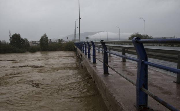 El puente de la Azucarera, en las inundaciones de diciembre de 2016. /Ñito Salas