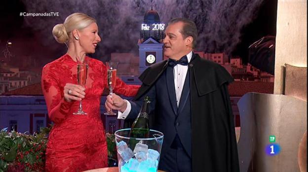Anne Igartiburu y Ramón García brindan frente al reloj de la Puerta del Sol. :: rtve/