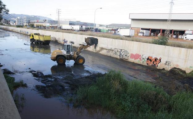 Tareas de mantenimiento del arroyo de las Cañas realizadas por la Junta en 2010./Ñito Salas