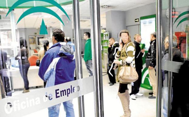 Andalucía lidera la bajada del paro en diciembre y cierra 2017 con 825.364 desempleados