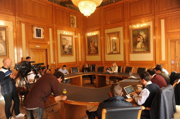 La alcaldesa, durante su comparecencia de ayer en la sala de comisiones del Ayuntamiento. /Josele-Lanza -