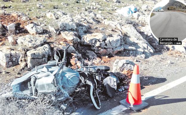 Imagen de la moto siniestrada en la localidad de El Burgo, donde murió un ciudadano alemán./Sur