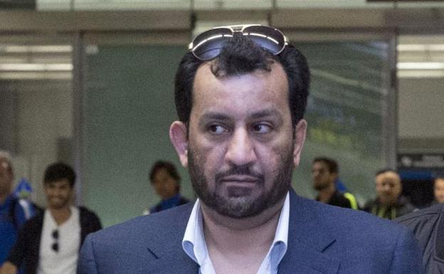 El jeque Al-Thani, en el aeropuerto de Málaga. /Ñito Salas