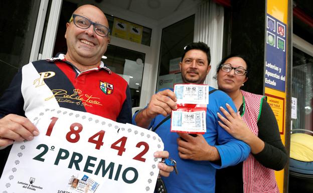 Miembros de la familia lo celebran a las puertas de la administración./EFE
