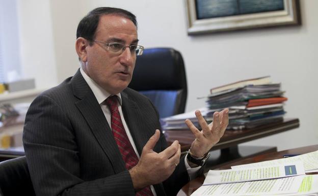Javier González de Lara, en su despacho de la sede de la Confederación de Empresarios de Málaga./Álvaro Cabrera