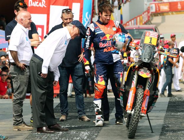 Sunderland, vencedor en motos, supervisa su vehículo. :: reuters/