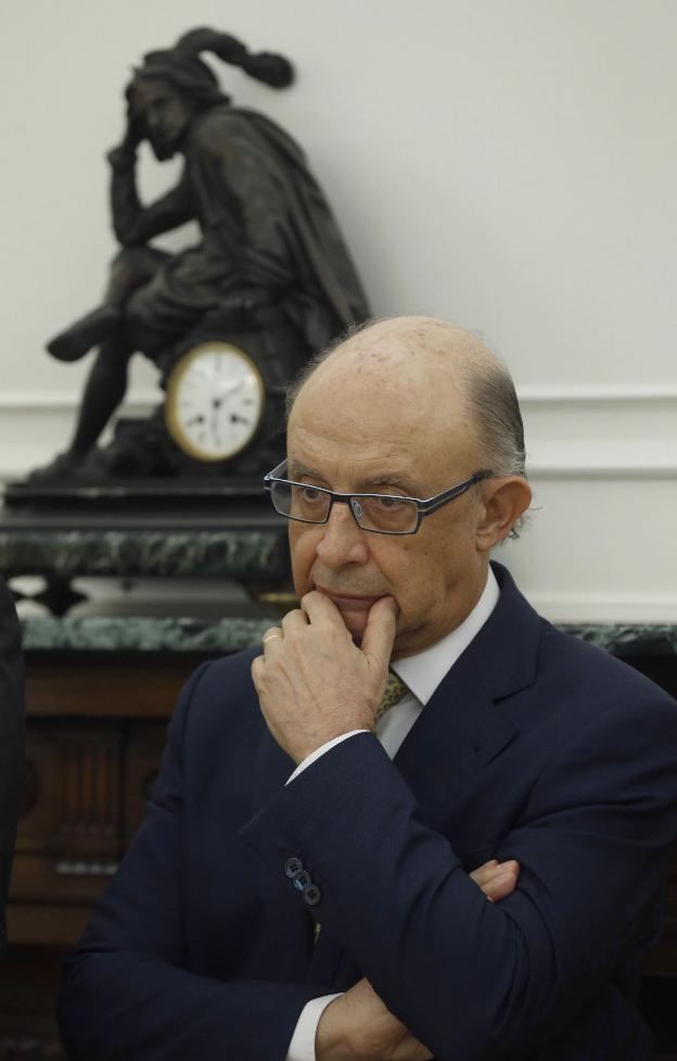 El ministro de Hacienda, Cristóbal Montoro, antes de una reunión. :: k. huesca / EFE/