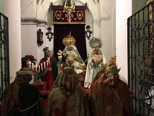Los Reyes Magos adoran al niño ante los titulares de las Angustias. a. o.
/