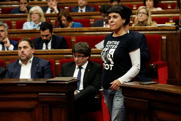 La portavoz de la CUP, Anna Gabriel, se dirige a la tribuna del Parlament en presencia de Junqueras y Puigdemont. :: ALBERT GEA / reuters/