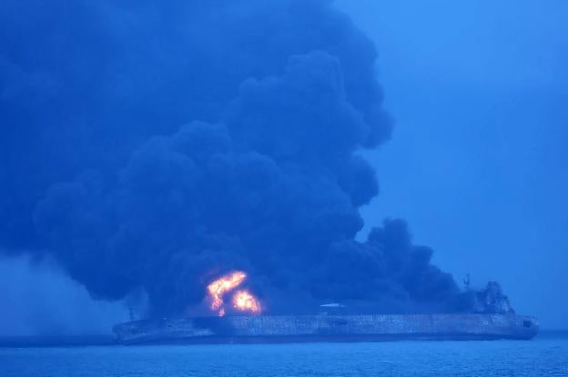 Imagen de la gigantesca explosión en el petrolero en la costa china. :: afp/