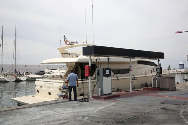 Barco repostando en la gasolinera del Puerto Deportivo. /SUR