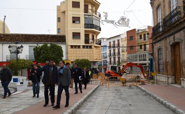Visita de Elías Bendodo a las obras de calle La Feria./SUR