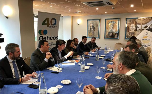 Marín, en su reunión de hoy con Aehcos y los empresarios de playa. /SUR