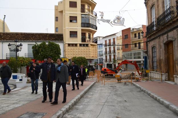 Fernández y Bendodo, en calle La Feria. /SUR