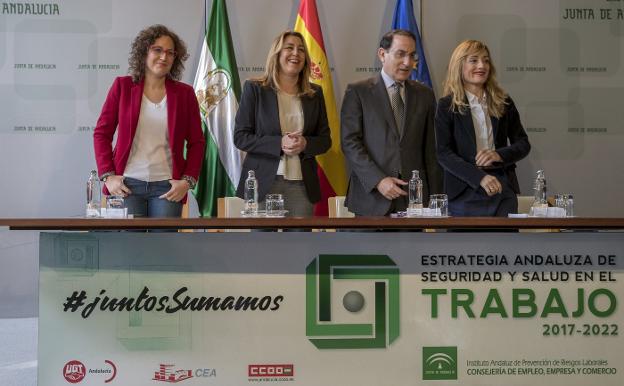 La presidenta de la Junta y los agentes sociales presentaron la estrategia. :: julio muñoz. efe/