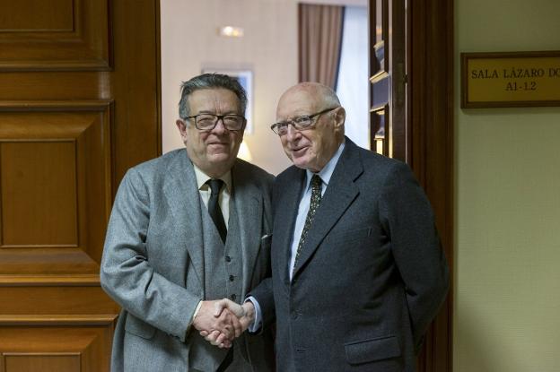 Herrero de Miñón y Pérez Llorca se saludan antes de declarar ayer en la comisión del Congreso. :: ignacio gil /