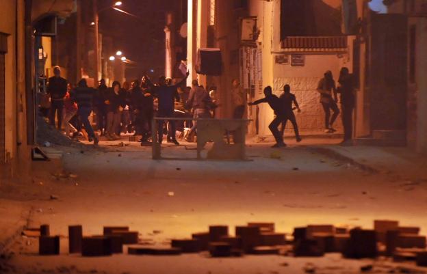 Manifestantes lanzaron piedras a la Policía, que respondió con gases lacrimógenos. :: S. H. / afp
/