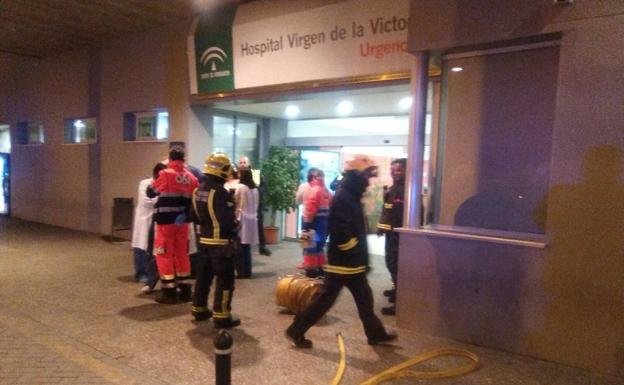 Los bomberos, durante su actuación en el hospital Clínico. /SUR