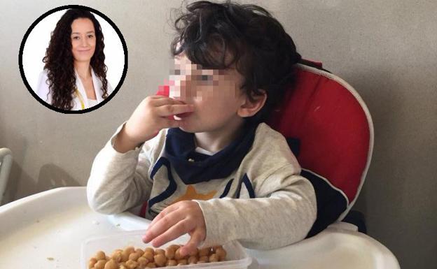 Imagen que María Merino (arriba a la izquierda) compartió de su hijo desayunando garbanzos./Twitter