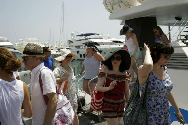 Turistas disfrutan en Puerto Banús de su oferta náutica, de compras y del sol y la playa./Reuters