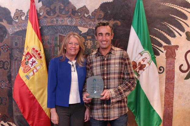 La alcaldesa de Marbella, Ángeles Muñoz, ayer, en el salón de los Frescos, tras hacerle entrega de la placa al palmerero, Miguel Sánchez./SUR