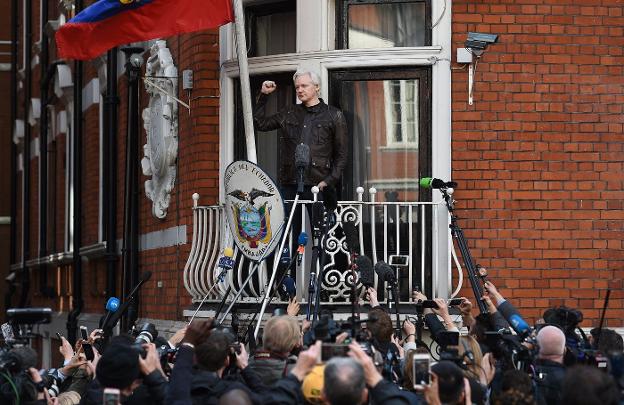 El fundador de Wikileaks saluda desde la embajada ecuatoriana. :: efe/