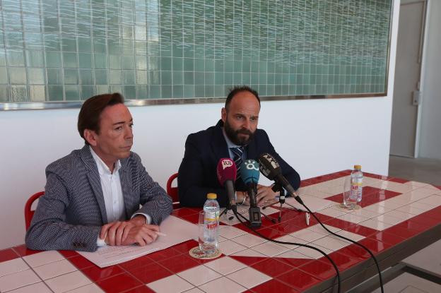 Rafael Acejo y Sergio Ragel firmaron el acuerdo. :: fernando gonzález/