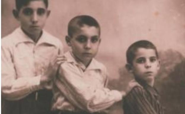 José Martos, en el centro, con dos de sus hermanos.