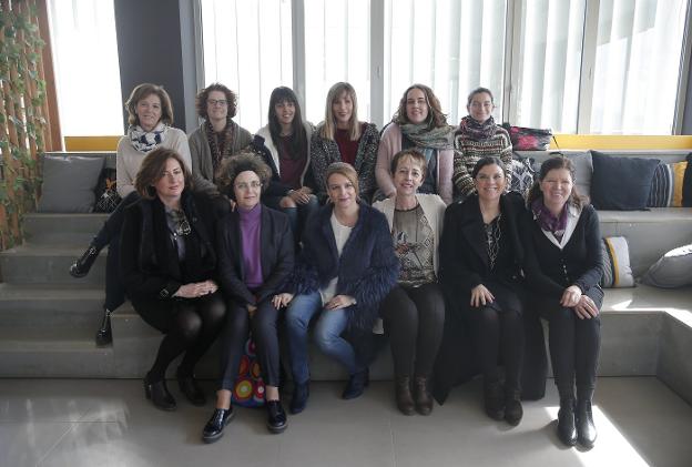 Profesoras y alumnas participantes en el encuentro, junto a la delegada del Rector para la Igualdad y la Acción Social, Isabel Jiménez./Ñito Salas